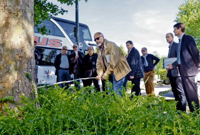 Der Baumsachverstndige Thomas Herd er...g des Parkplatzes an der Vogesenstrae  | Foto: Burgmaier Ralf