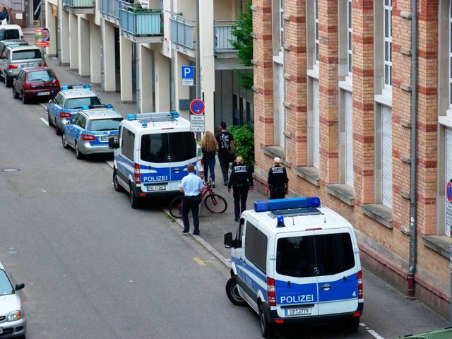 Jetzt unbersehbar prsent: Polizei am Sthlinger Kirchplatz.   | Foto: privat