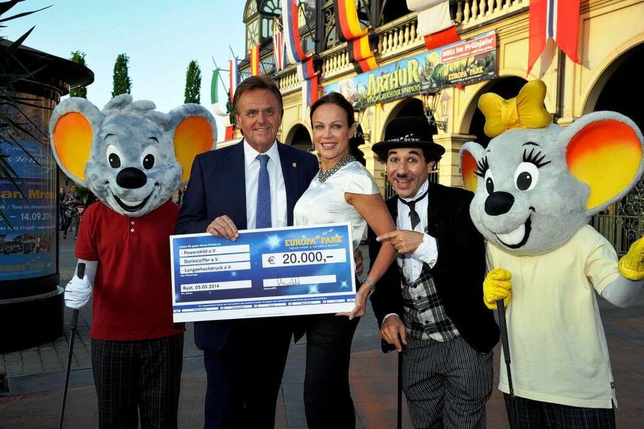 Die österreichische Schauspielerin Sonja Kirchberger durfte von Roland Mack den Scheck für drei wohltätige Vereine entgegennehmen. (Foto: Europa-Park) Die österreichische Schauspielerin Sonja Kirchberger durfte von Roland Mack den Scheck für drei wohltätige Vereine entgegennehmen. (Foto: Europa-Park)