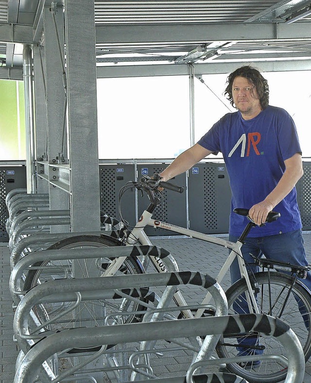 Andreas Wochner  zeigt die neue  Veloh... der Fahrrder geparkt werden knnen.   | Foto: Heidemarie Wussler, dpa