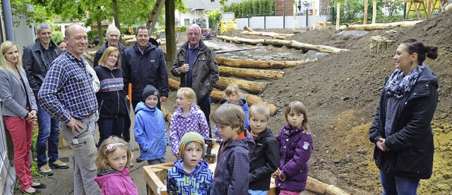 Sie helfen gerne mit bei  der Gestaltu...Thomas Lang (links neben den Kindern).  | Foto: Markus Maier