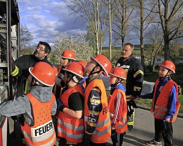 Die jngsten Feuerwehranwrter, die Ju...Vorstellung des Einsatzfahrzeuges zu.   | Foto: bbr