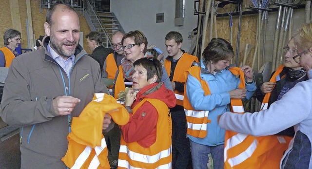 Brgermeister Wolfgang Brucker teilt a...sten fr die freiwilligen Mllsammler   | Foto: reiner beschorner