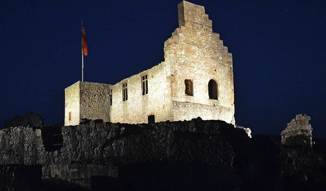 Die Beleuchtung im Winterhalbjahr rckt die Hochburg ins Zentrum des Interesses.  | Foto: Gerhard Walser