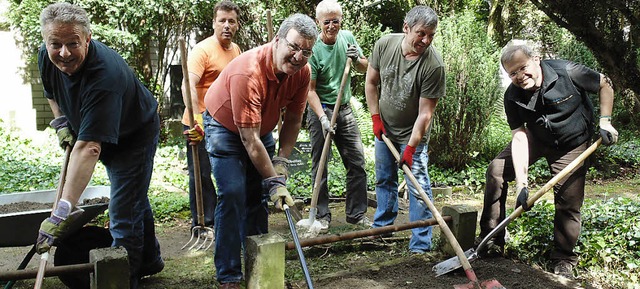 Novartis-Mitarbeiter halfen auf dem Aufriedhof.   | Foto: Michael Gottstein