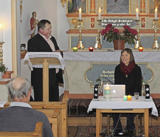 Merle Hilbk bei der Lesung im Kerzenschein.   | Foto: Gert Brichta