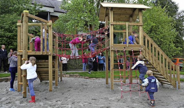 Das macht Spa: Den neu gestalteten Sp... nahmen die Kinder gleich in Beschlag.  | Foto: christoph breithaupt