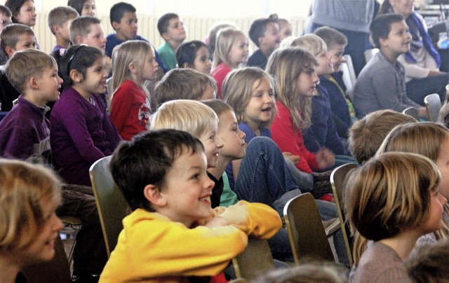 Echt zum Kichern: Den Kinder gefielen ...Eva in ihren Adamskostmen sichtlich.   | Foto: erika sieberts