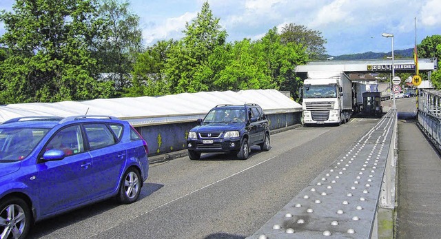 Die Rheinbrcke in Waldshut mit seinem...cht allzu groe Einbuen zu erleiden.   | Foto: Roland Gerard