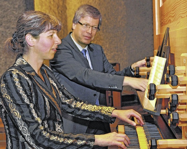 Susanne Rohn an der Garnier-Orgel in d...strierung, ihr Ehemann Cornelius Lappe  | Foto: Schnbele