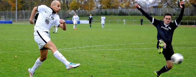 Mit Hnden und Fen retten: Tolga Pol... mit Daniel Herzog (SV 08 Laufenburg)   | Foto: meinrad Schn