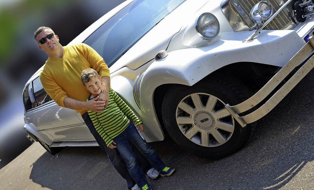 Manvriert die gut achteinhalb Meter l...rd Hatzenbhler, hier mit Sohn Elias.   | Foto: Kathrin Blum