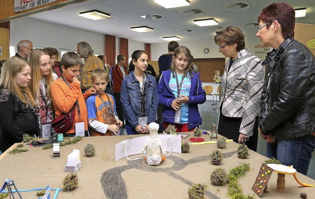 OB Edith Schreiner (Zweite von rechts) hrte den Kindern aufmerksam zu.   | Foto: peter heck