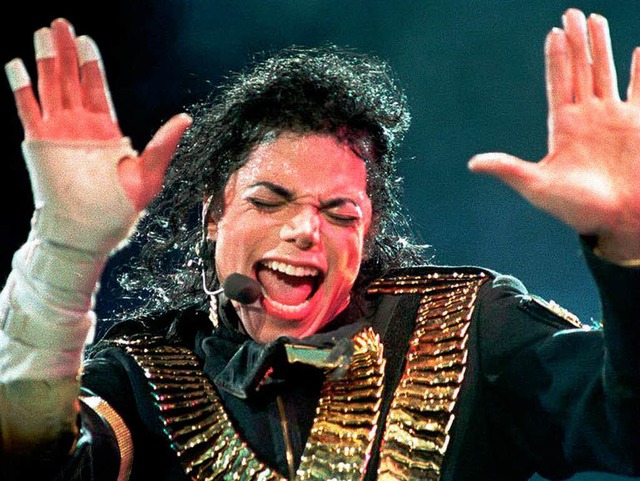 Michael Jackson zu seinen besten Zeiten bei einem Konzert 1993 in Singapur   | Foto: AFP