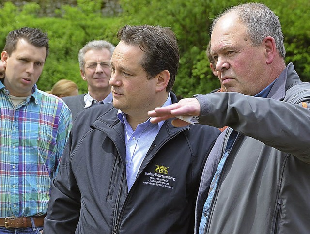 Cornel Gntert (rechts) erlutert Mini...ur seines Demeterbetriebs in Lembach.   | Foto: Juliane Khnemund