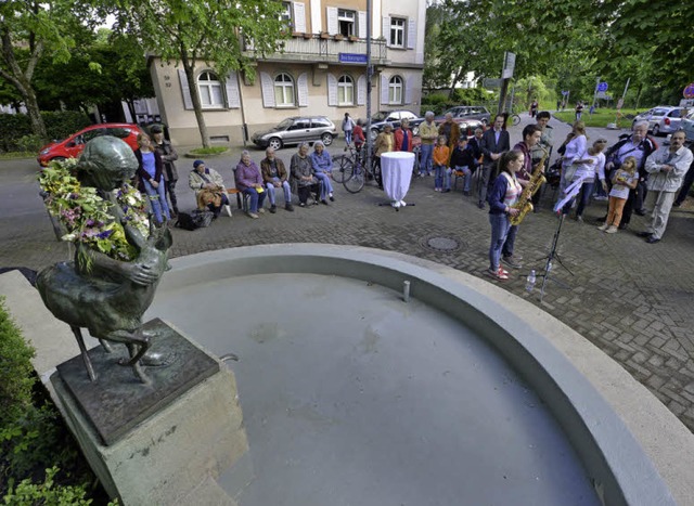 Die Mrchenfiguren links (Mdchen und Reh) gaben dem Brunnen seinen Namen.   | Foto: Michael Bamberger