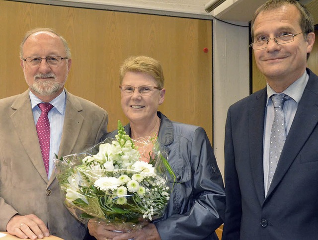 Blumen fr Ehefrau Monika und Worte de...te OB Klaus Eberhardt im Gemeinderat.   | Foto: Ingrid Bhm-Jacob