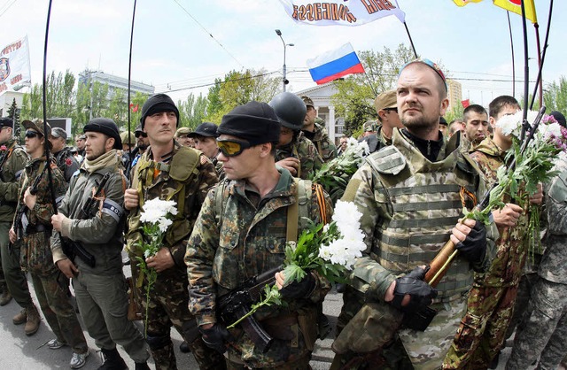 Ukrainische Separatisten  nehmen in Donezk an einer Militrparade teil.   | Foto: DPA