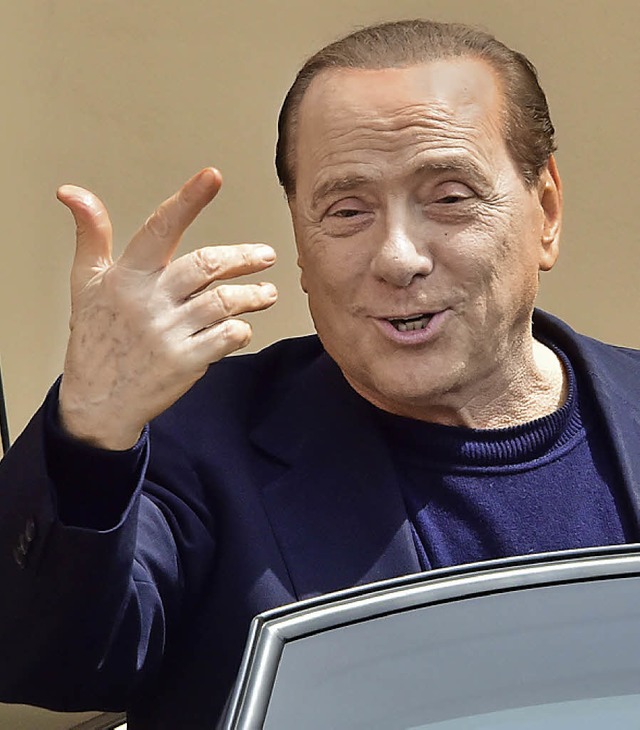 Berlusconi trifft vor dem Altersheim ein.   | Foto: AFP