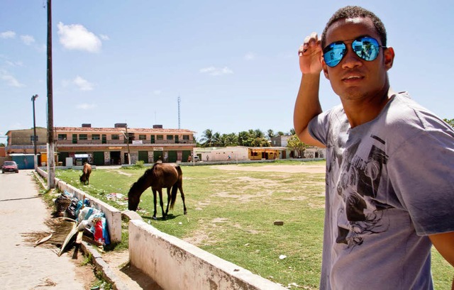 Der Sozialarbeiter Beto vor dem vermllten Sportplatz in Tururu  | Foto: Mateus S