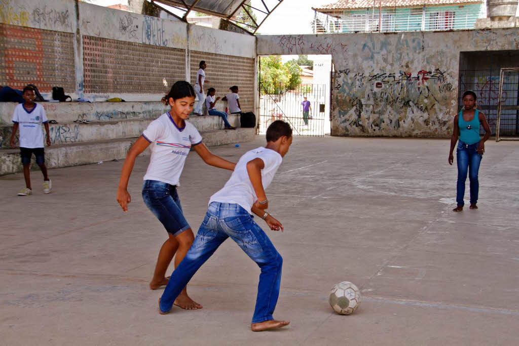In einer herunter gekommenen Sporthalle in Tururu in der Nhe der brasilianischen Metropole Recife spielen Schulkinder Fuball. Am Gitterzaun wartet der Dealer.