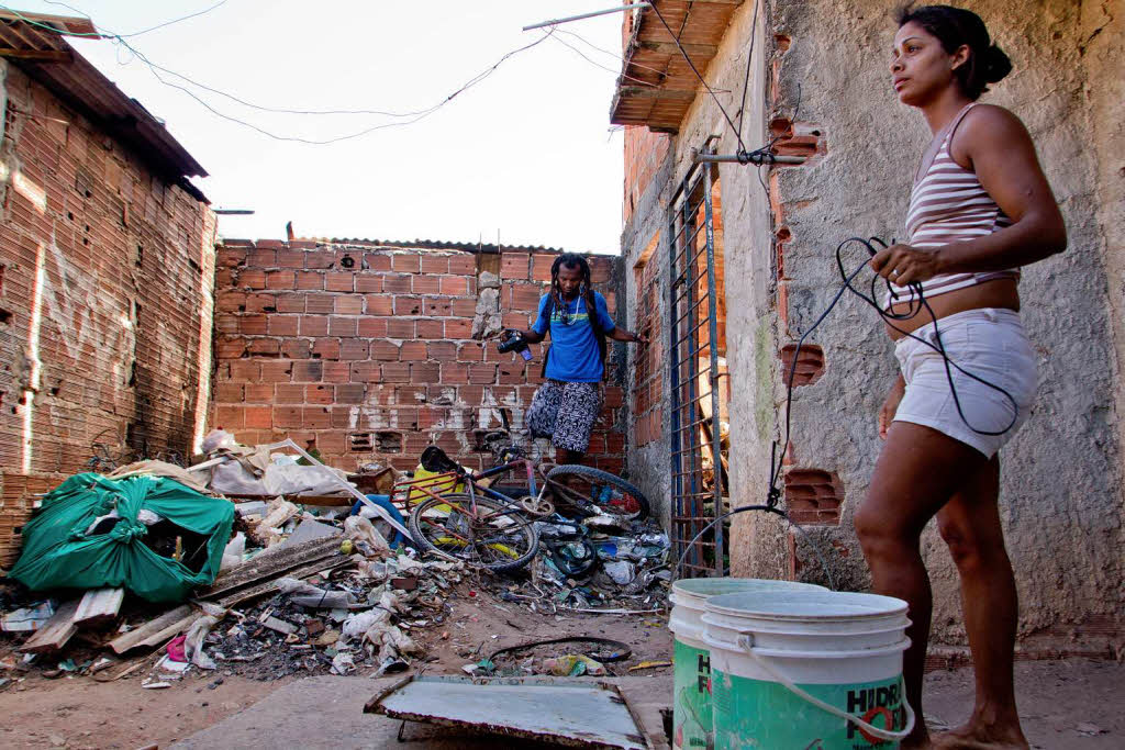 In der Elendssiedlung Tururu bei Recife trmt sich vor einem Haus der Mll, die Nachbarn sind machtlos. Hier eine Frau, die Wasser aus einem unterirdischen Brunnen schpft.