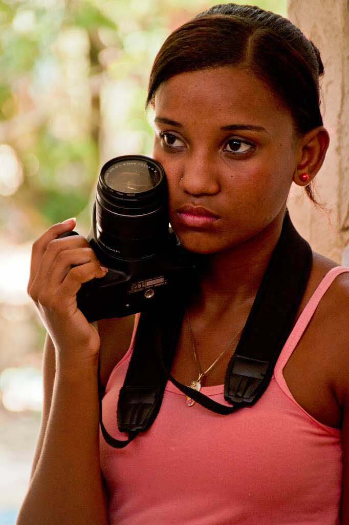 Jugendliche mit Kamera in einer brasilianischen Elendssiedlung