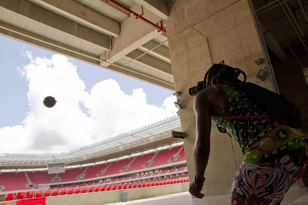 Cidi fotgrafiert seinen zerfledderten Ball in der nagelneuen WM-Arena von Recife.