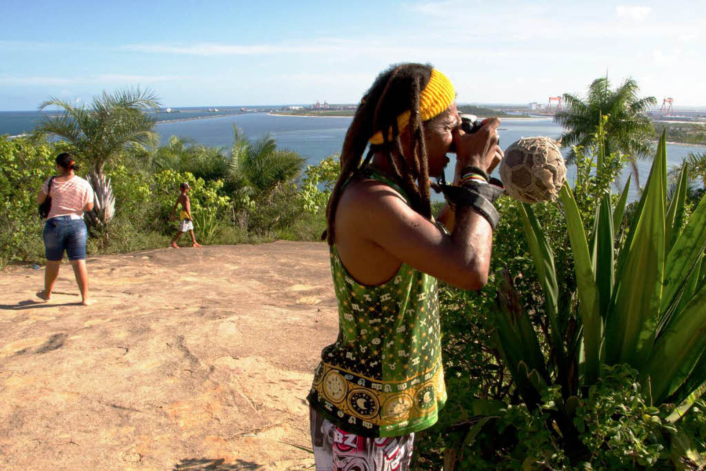 Cidi aus der Elendssiedlung Tururu fotografiert am Strand seinen zerfledderten Ball.
