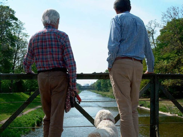 Hans und Klaus genieen den Blick auf die  Wiese.  | Foto: Hannes Lauber