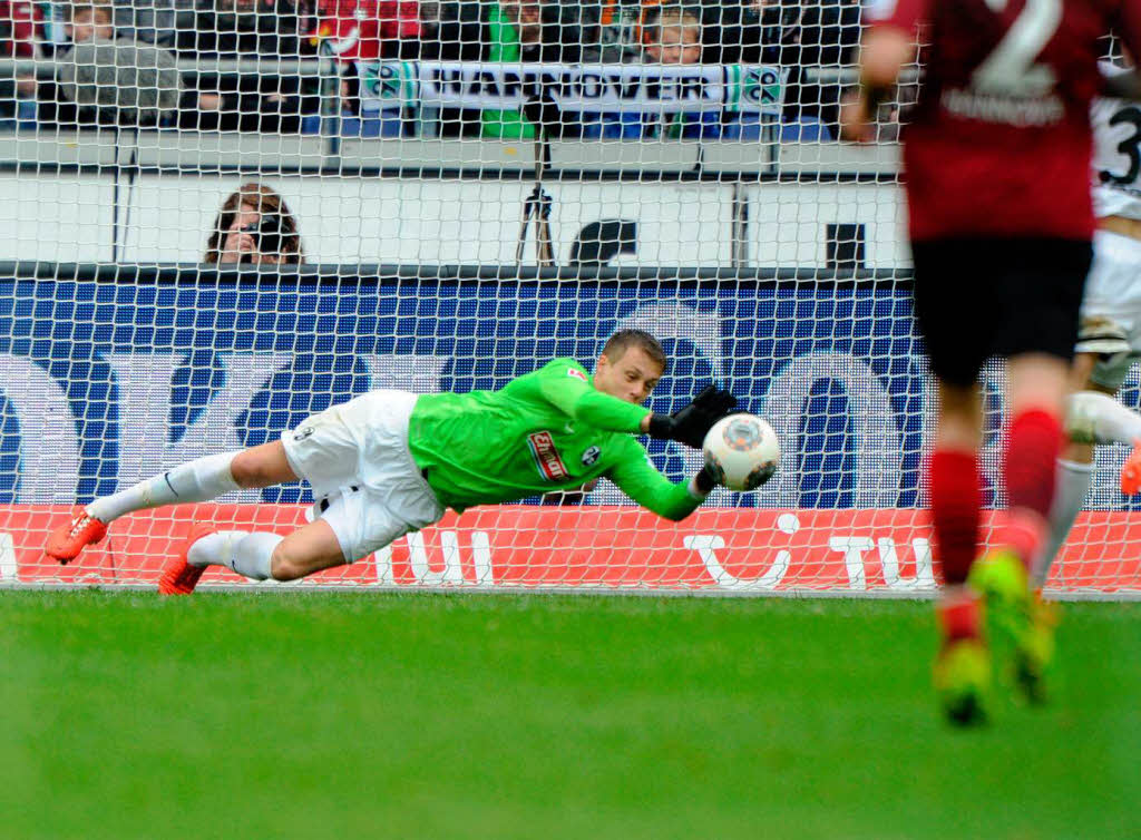 SC-Keeper Alexander Schwolow kam zu seinem ersten Einsatz in der Bundesliga.