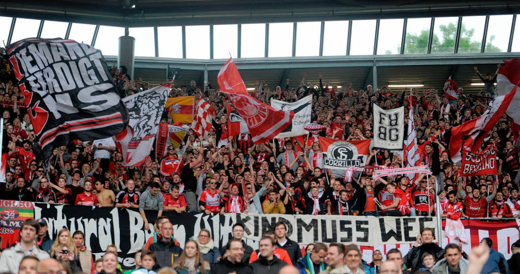 ber 2000 Fans des SC Freiburg waren nach Hannover gereist.