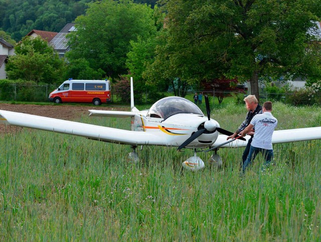 Herbeigeeilte Vereinskollegen der Luft... das notgelandete Ultraleichtflugzeug.  | Foto: Martin Eckert