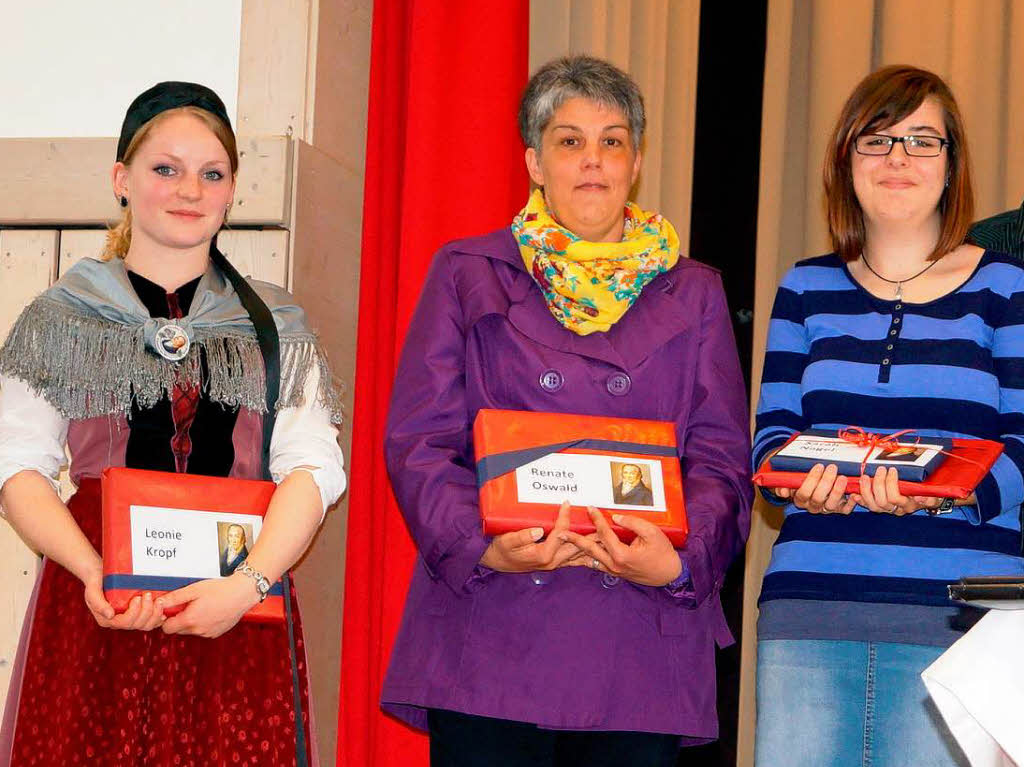 Lehrlingsgaben der Hebelstiftung erhielten Leonie Kropf, Renate Oswald und Sarah Nagel .