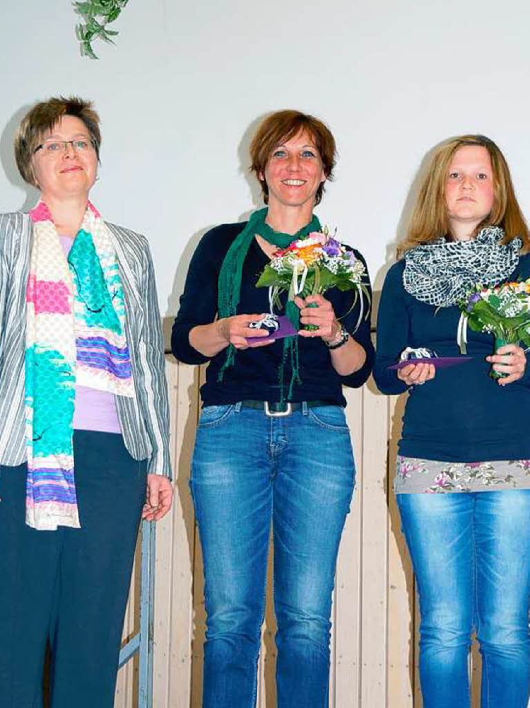 Die Brautgabe der Basler Hebelstiftung verlieh Prsidentin Beatrice Mall-Grob an Irmgard Rohde und Anja Rapp.