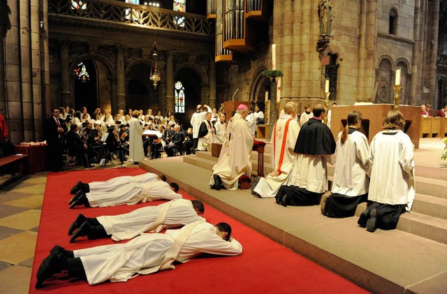 Vier Diakone sind von Erzbischof Rober...m Mnster zu Priestern geweiht worden.  | Foto: Rita Eggstein