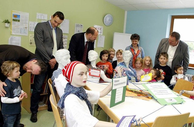 Groe Puppen dienen jetzt als Lernmittel fr die Kinder.    | Foto: heidi fssel