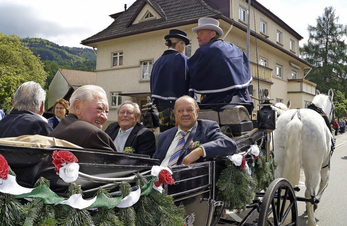 Vier der  &#8222;Alten Mannen&#8220; d...Festumzug einen Wagen hinter sich her.  | Foto: Silke Hartenstein