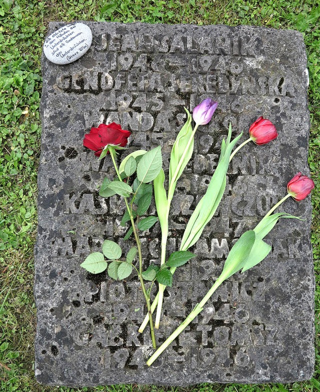 Auf dem Alten Friedhof erinnern Grabst...ernierung  in Mllheim zu Tode kamen.   | Foto: Philipp