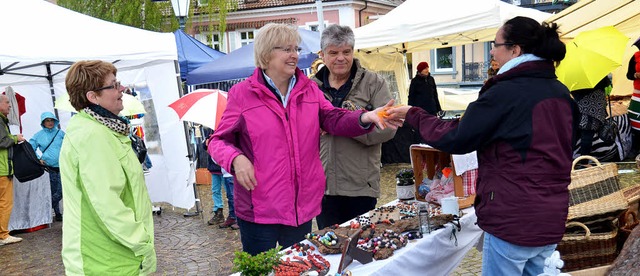 Spa  beim Bummeln, Einkaufen und Esse...sucher des  Maimarkts in Badenweiler.   | Foto: Umiger
