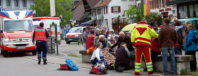 Passanten und die Ersthelfer kmmerten...eiterin und die betroffenen Zuschauer.  | Foto: Hans-Dieter folles