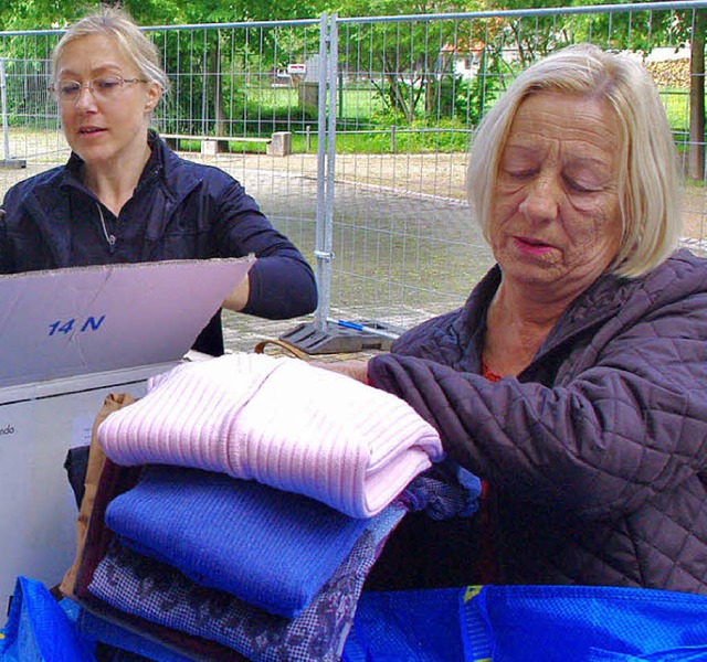 Ulrike Ziesche (links)  und Karin Mll...n Gegenstnden fr die Hilfsaktion ab.  | Foto: Rolf Reimann