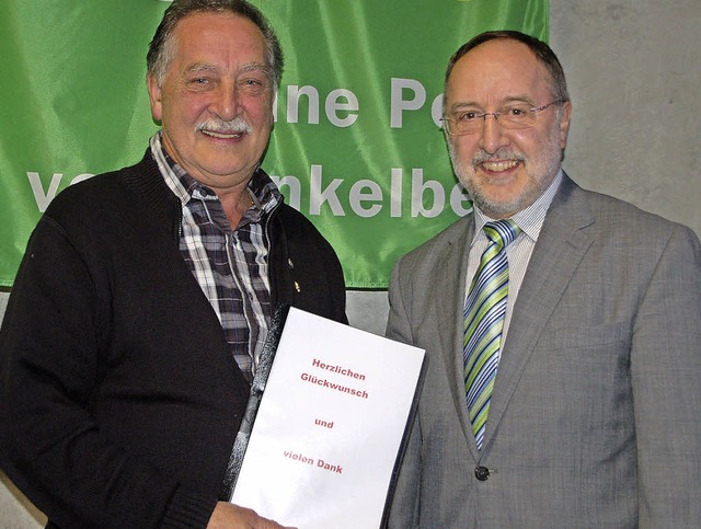 Ortsvorsteher Gustav Widmann (rechts) ...ennadel des Landes Baden Wrttemberg.   | Foto: Petra Wunderle