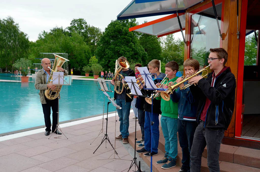 Mit Blasmusik gegen Regentropfen: Jugendmusikschule spielt zur Erffnung.