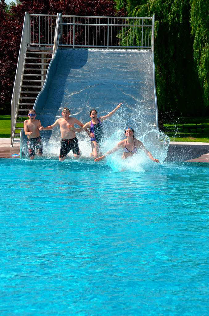 Gute Stimmung auch bei nur 17,5 Grad Wassertemperatur gab es bei der Saisonerffnung des erneuerten Btzinger Freibads.