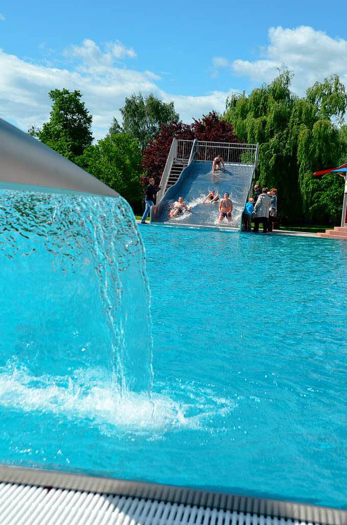 Gute Stimmung auch bei nur 17,5 Grad Wassertemperatur gab es bei der Saisonerffnung des erneuerten Btzinger Freibads.