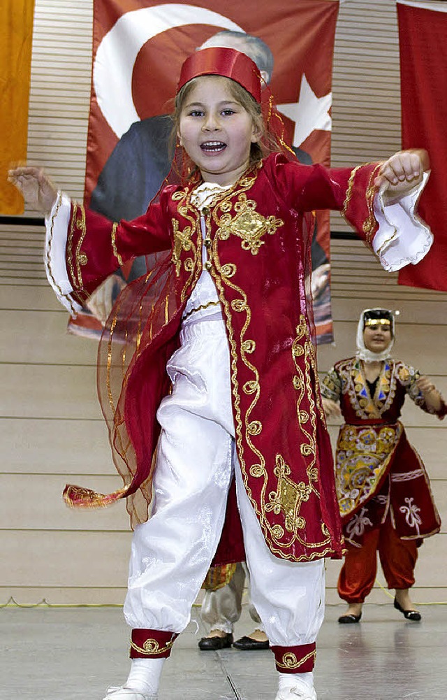 Viel getanzt wurde beim trkischen Kinderfest in Murg.   | Foto: Timo Jehle