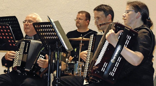 Das Harmonika-Orchester flingen spiel...Thomas Brgin in der Schulsporthalle.   | Foto: Michael Gottstein