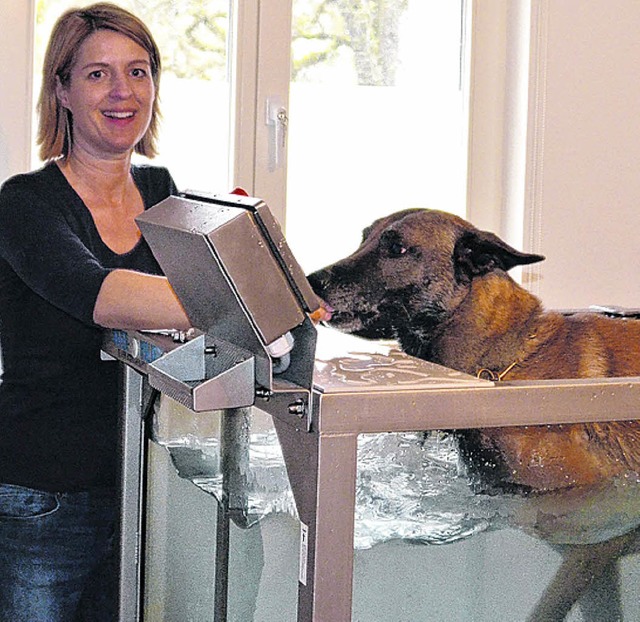 Sabine Scholz mit vierbeinigem Patienten, der sich im Aquatrainer kuriert.  | Foto: Winkelmann-Kingsporn