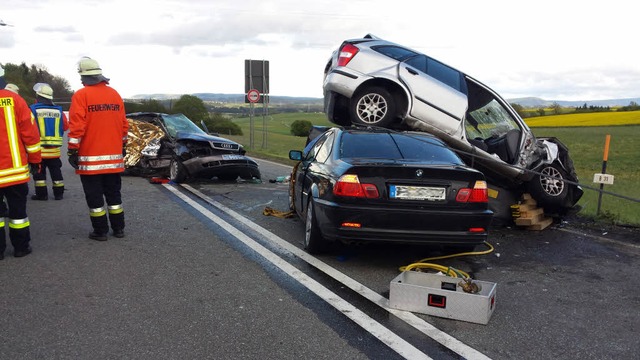 Bei Lffingen sterben bei einem Unfall zwei Menschen, vier werden verletzt.  | Foto: Martin Ganz